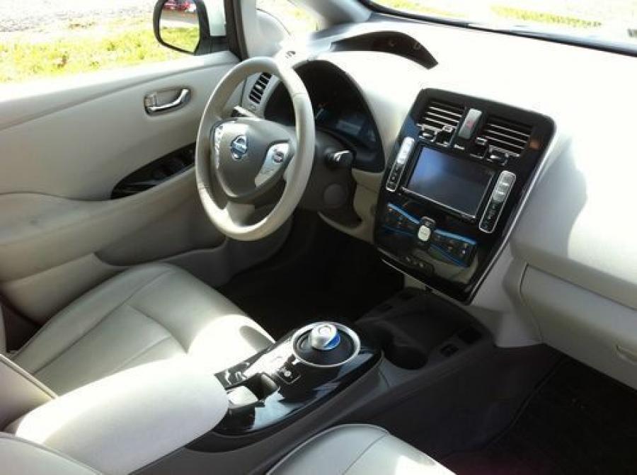  Nissan Leaf Stretch Limousine 2012 года  (фото 8 из 24)